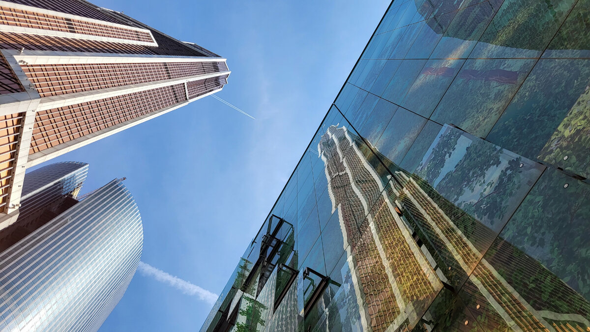 Башня "Меркурий Сити" в стёклах ТЦ "Афимолл"