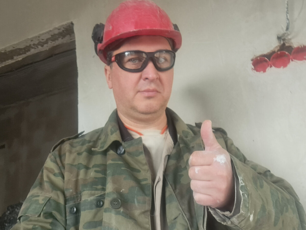 Вмазываю подрозетники.