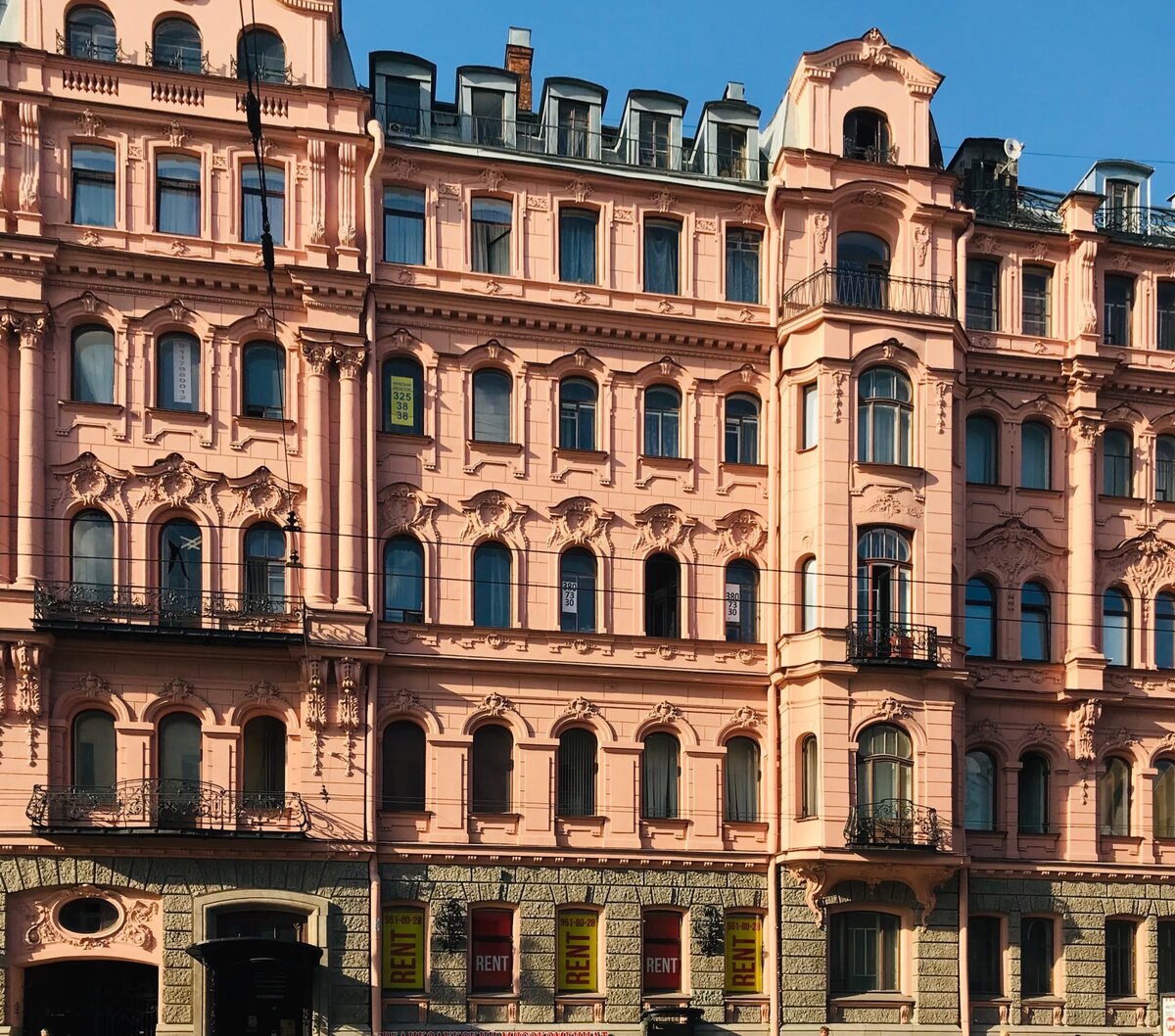 Фасад лицевого корпуса оформлен в стиле модерн с элементами рококо