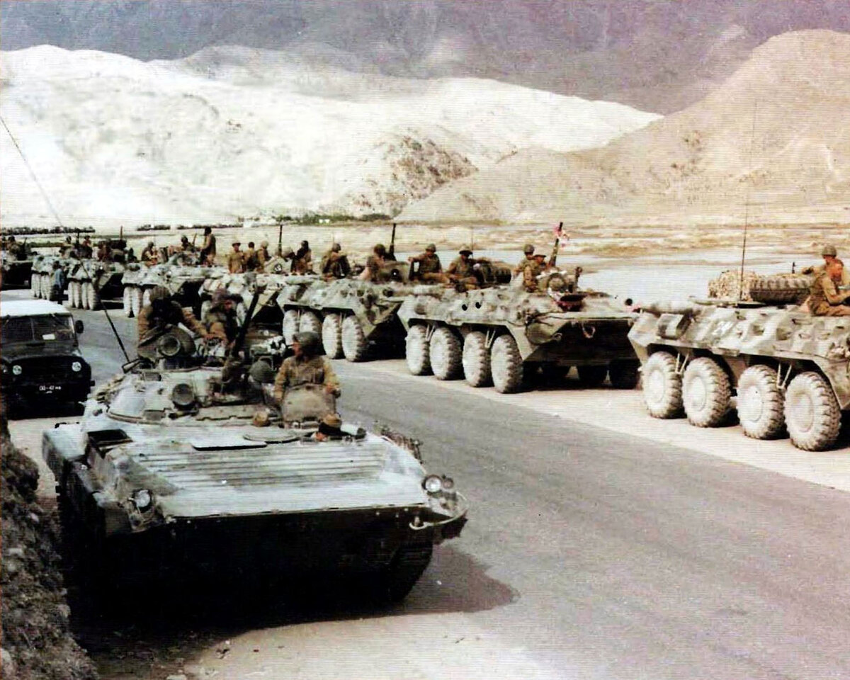 ВВ октябре 1977 г. была принята 4-я советская Конституция — «Конституция развитого социализма».вод войск в Афганистан. Источник: wikipedia.org