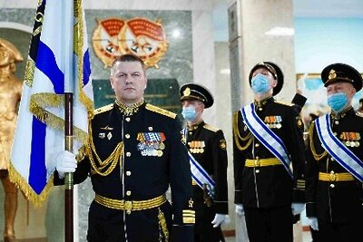    Церемония вручения штандарта командующему Балтийским флотом вице-адмиралу Виктору Лиине ©Департамент информации и массовых коммуникаций Министерства обороны Российской Федерации Wikipedia.org