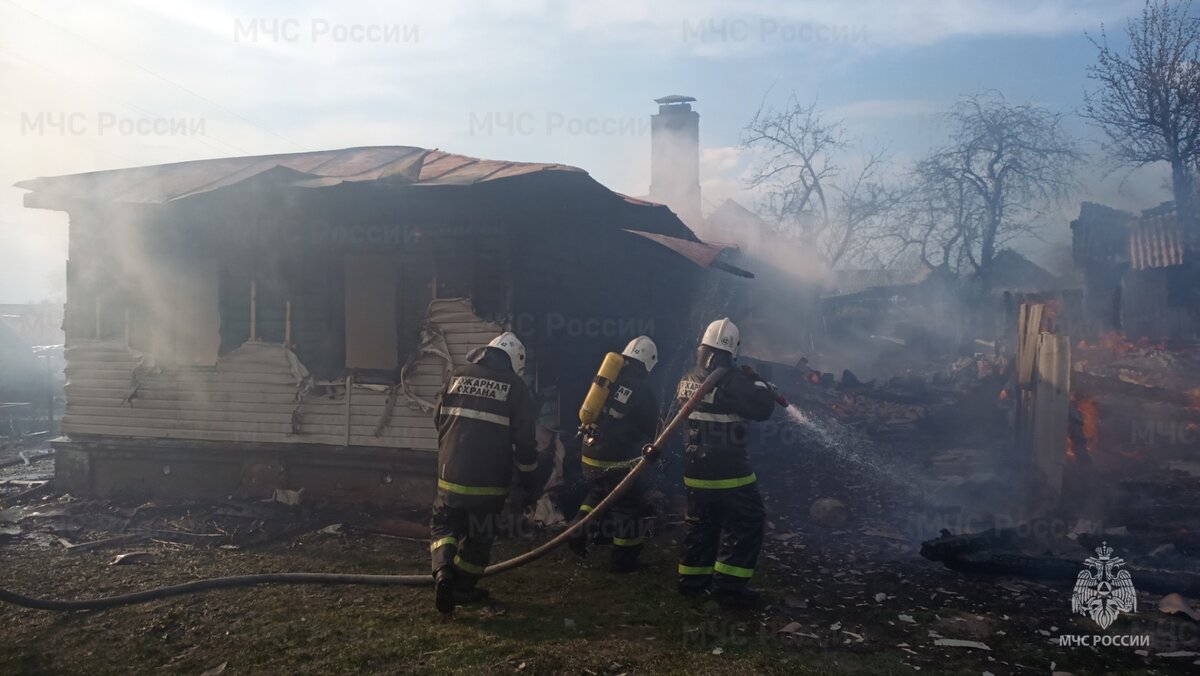 Пожар тушили всем селом, но спасти детей не удалось. 