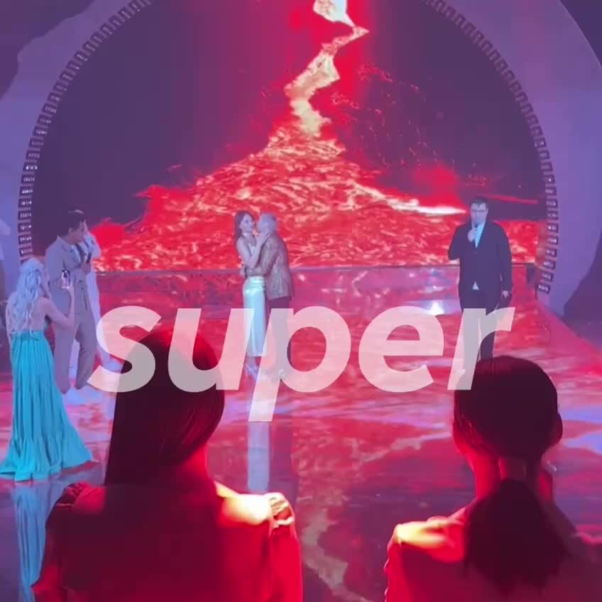    Николай Басков награждает гостью на дне рождения Акуны Мататы Фото: эксклюзив Super