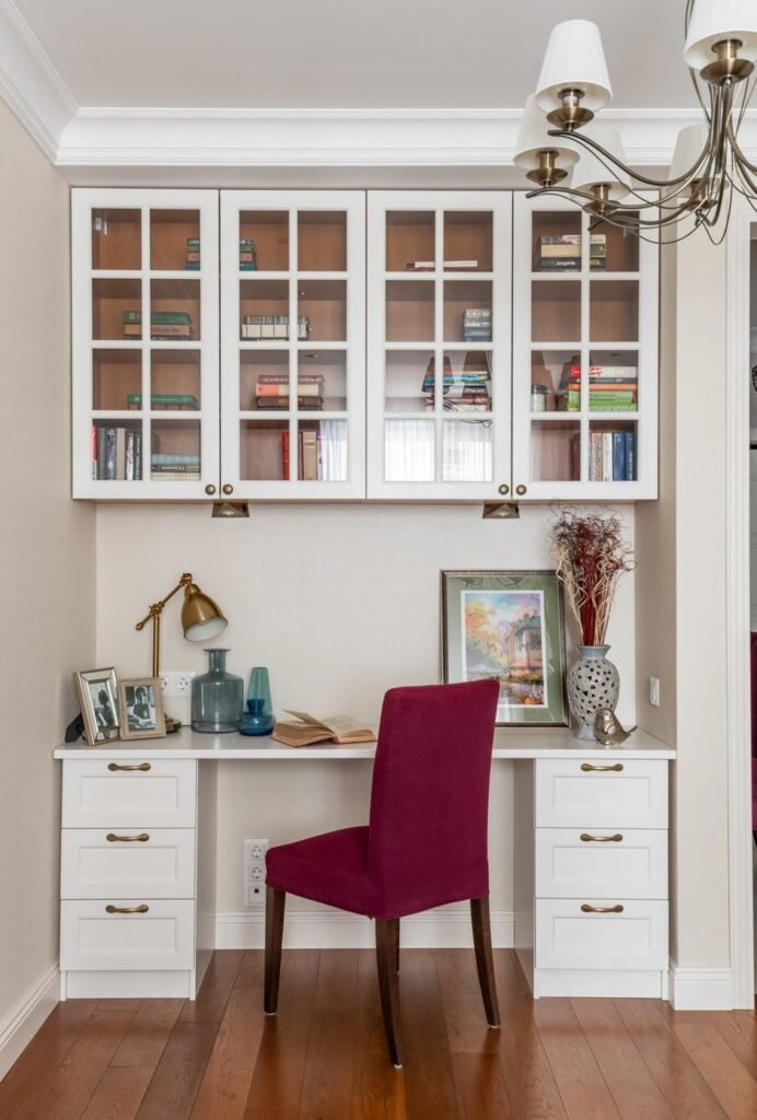 На месте кухни разместили полноценную спальню. Из однушки - необычная двушка