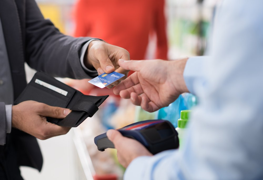 Need 2 pay. Оплата картой. Оплата на кассе. Человек расплачивается картой. Человек с банковской картой.