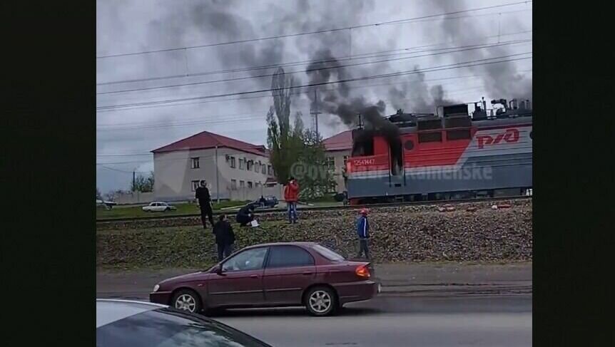     В Ростовской области пожар на железнодорожных путях объяснили загоранием электровоза с зерном, подробностями поделилась пресс-служба ГУ МЧС региона.
