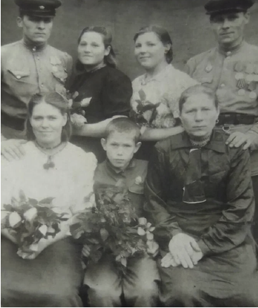 На фото слева: Стоят: Яков; Александра (жена Якова); Валентина (сестра Якова и Петра) и сам Пётр. Сидят: Александра (сестра Якова и Петра); мальчик - сын Никифора ( брата Петра и Якова) и жена Никифора.
