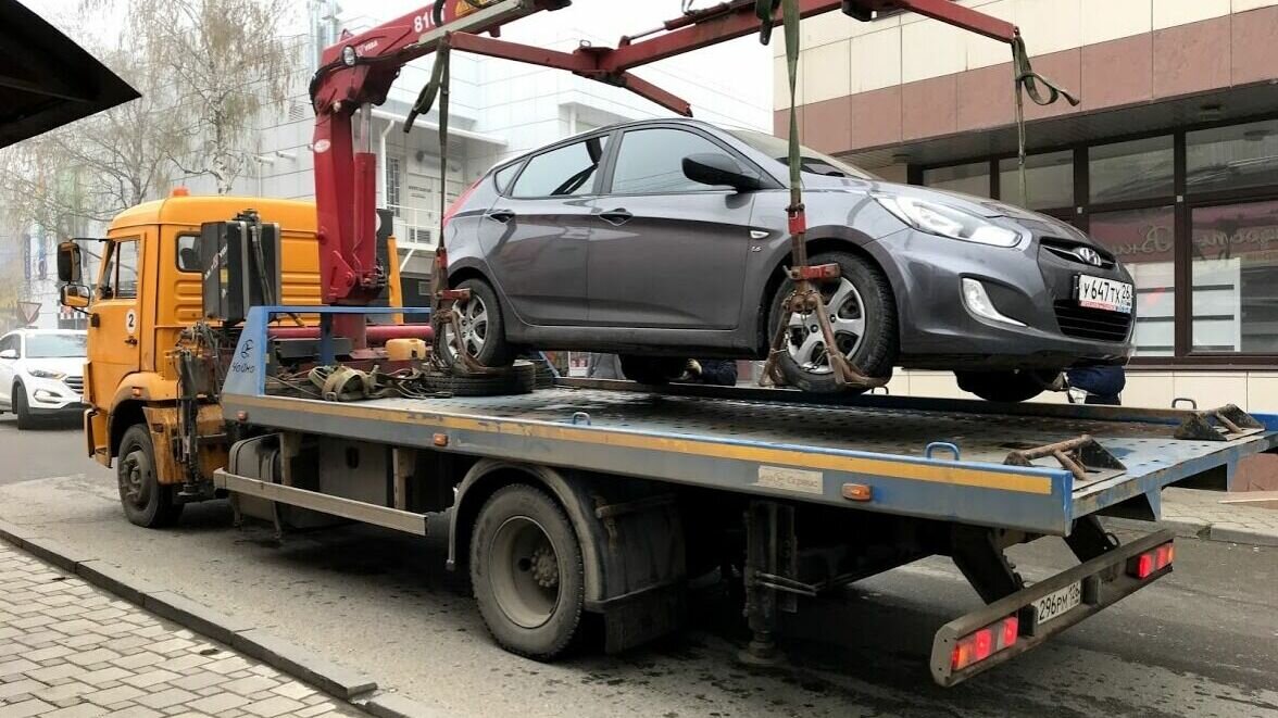     Забирают автомобили, припаркованные на тротуарах.