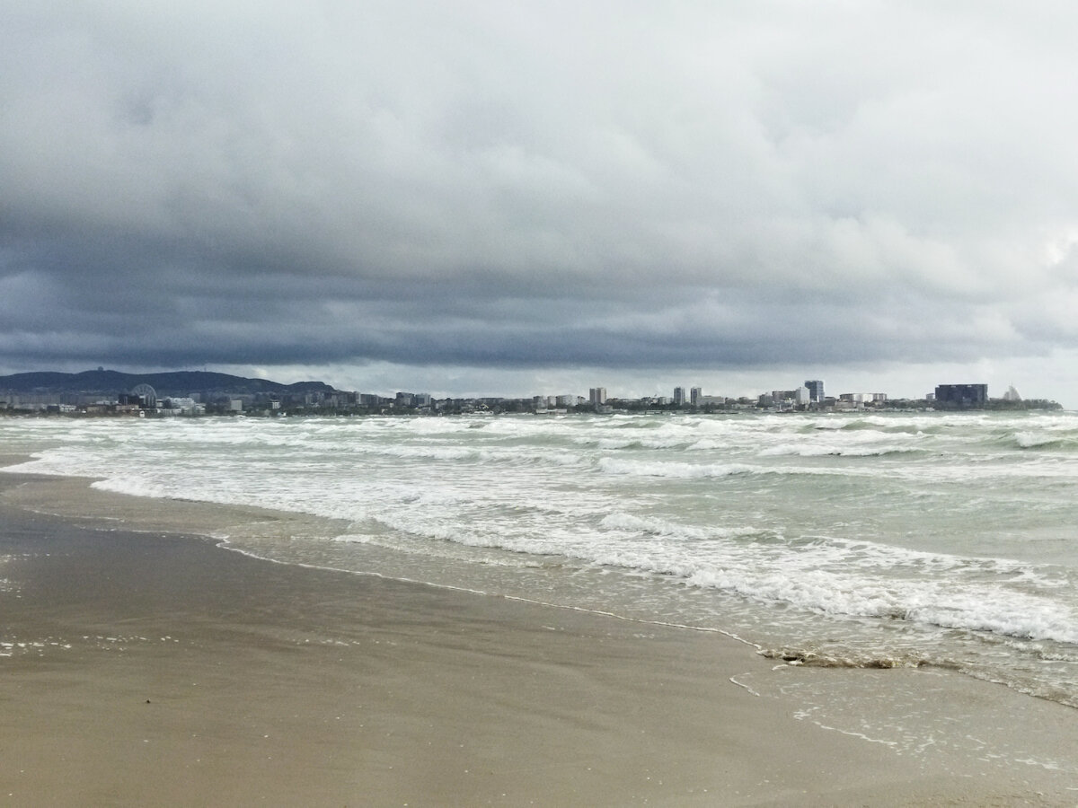 Город находится в отдалении. Километра четыре. Но это и хорошо, туда буду ходить пешком или бегать бегом. 