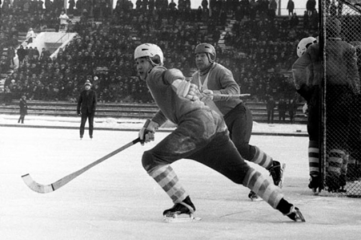    5 ноября 1972 года. «Локомотив» (Иркутск) – «Динамо» (Алма-Ата). Угловой. Игорь Хандаев и Олег Суставов выбегают на бьющего игрока.