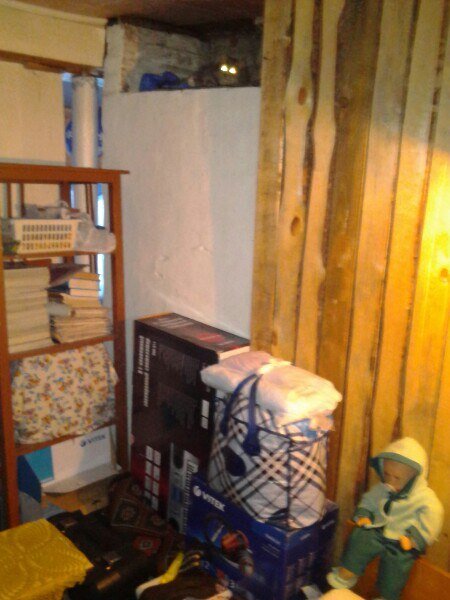 Наша самая маленькая комнатка в доме, там всегда было очень много вещей. И кукла, Андрей почему-то ее очень боялся.