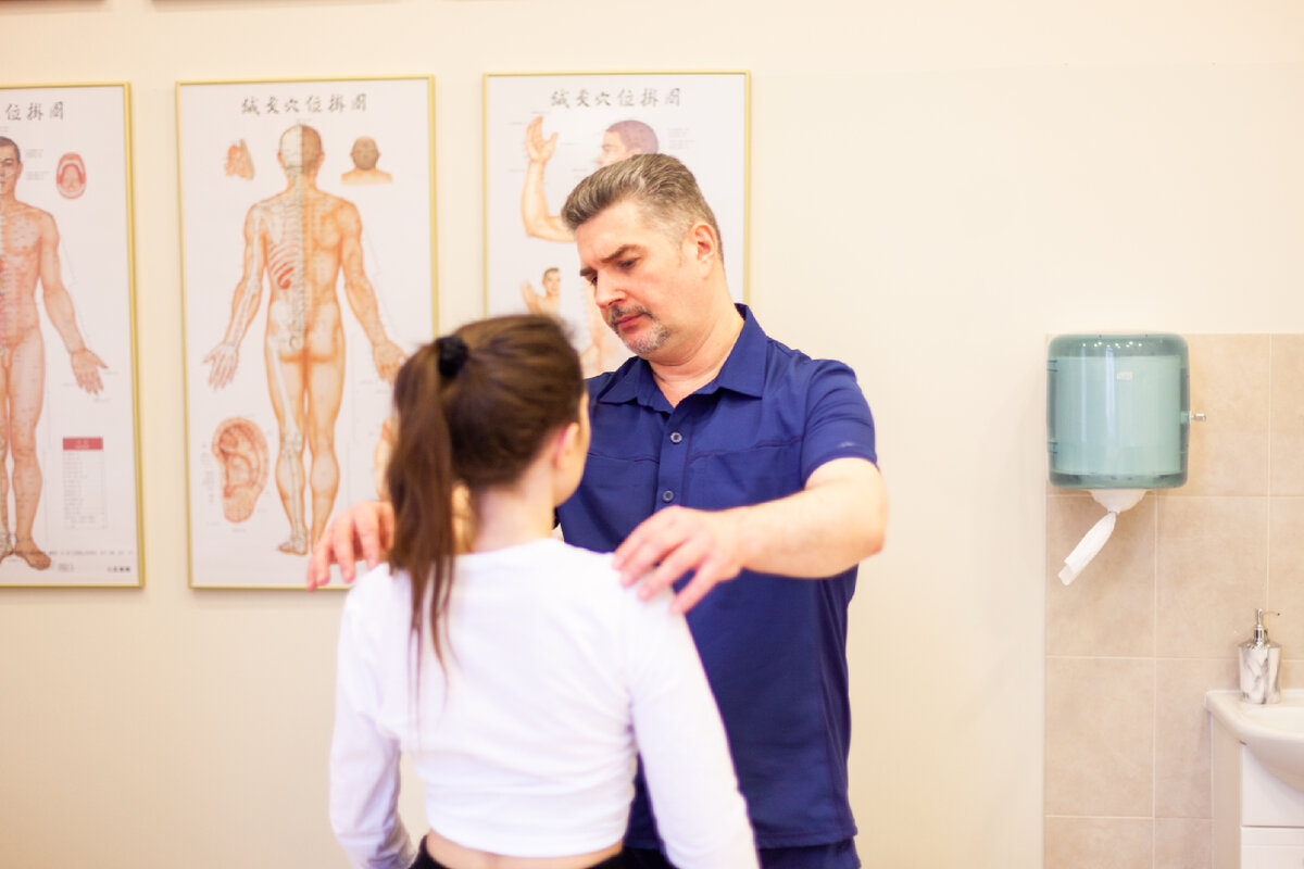 Врач-остеопат проводит остеопатическую диагностику