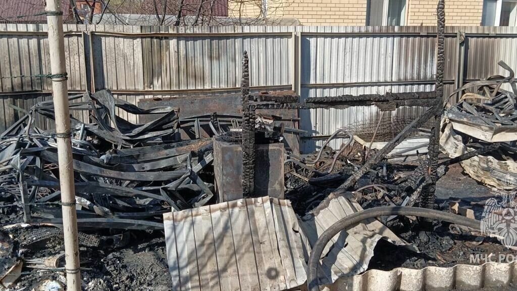     В Советском районе Казани загорелся частный дом и надворные постройки. О происшествии сообщили в пресс-службе ГУ МЧС России по Татарстану.