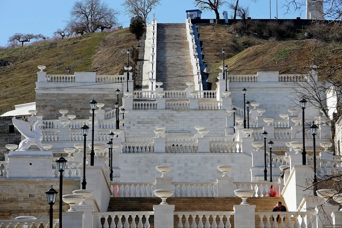 гора в керчи с лестницей