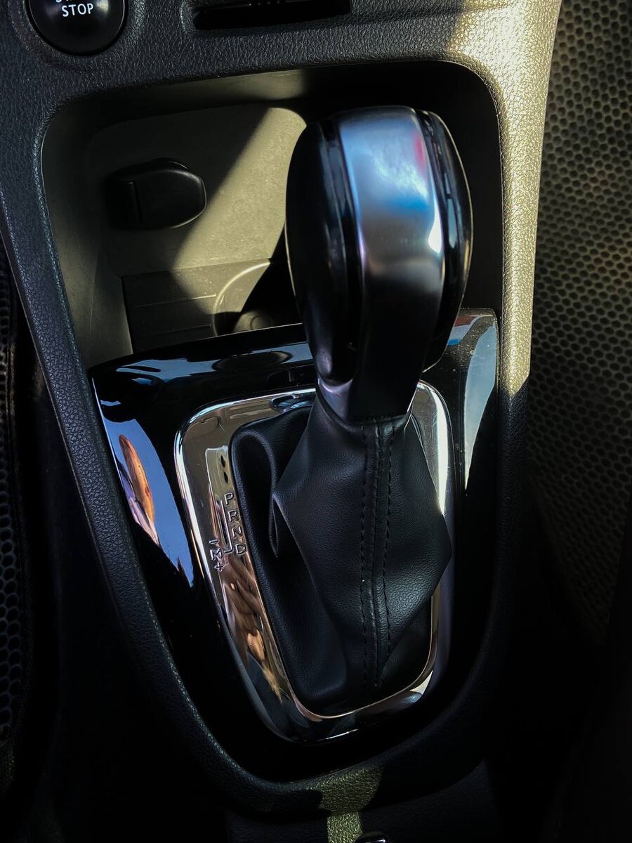   Вариатор - это автоматическая коробка передач, которая не имеет фиксированных передач, а использует непрерывно изменяемую передаточную функцию. Это позволяет ей менять скорость движения без рывков и переключений передач.
 
Преимущества:
- Более плавное и комфортное ускорение;
- Пониженный уровень шума и вибрации;
- Экономия топлива.
 
Недостатки:
- Ограниченная мощность;
- Высокая стоимость;
- Неудобство при движении на больших скоростях.
 