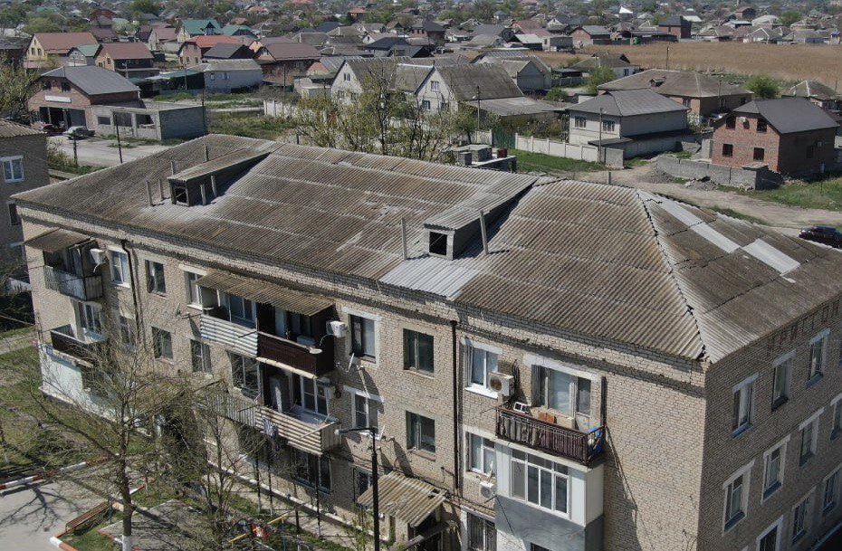 Крыши многоэтажных домов. Между домами многоэтажек крыши. Многоэтажные старые дома Узбекистан. Проклятые дома в городе Кизляр. Кизляр грозненская