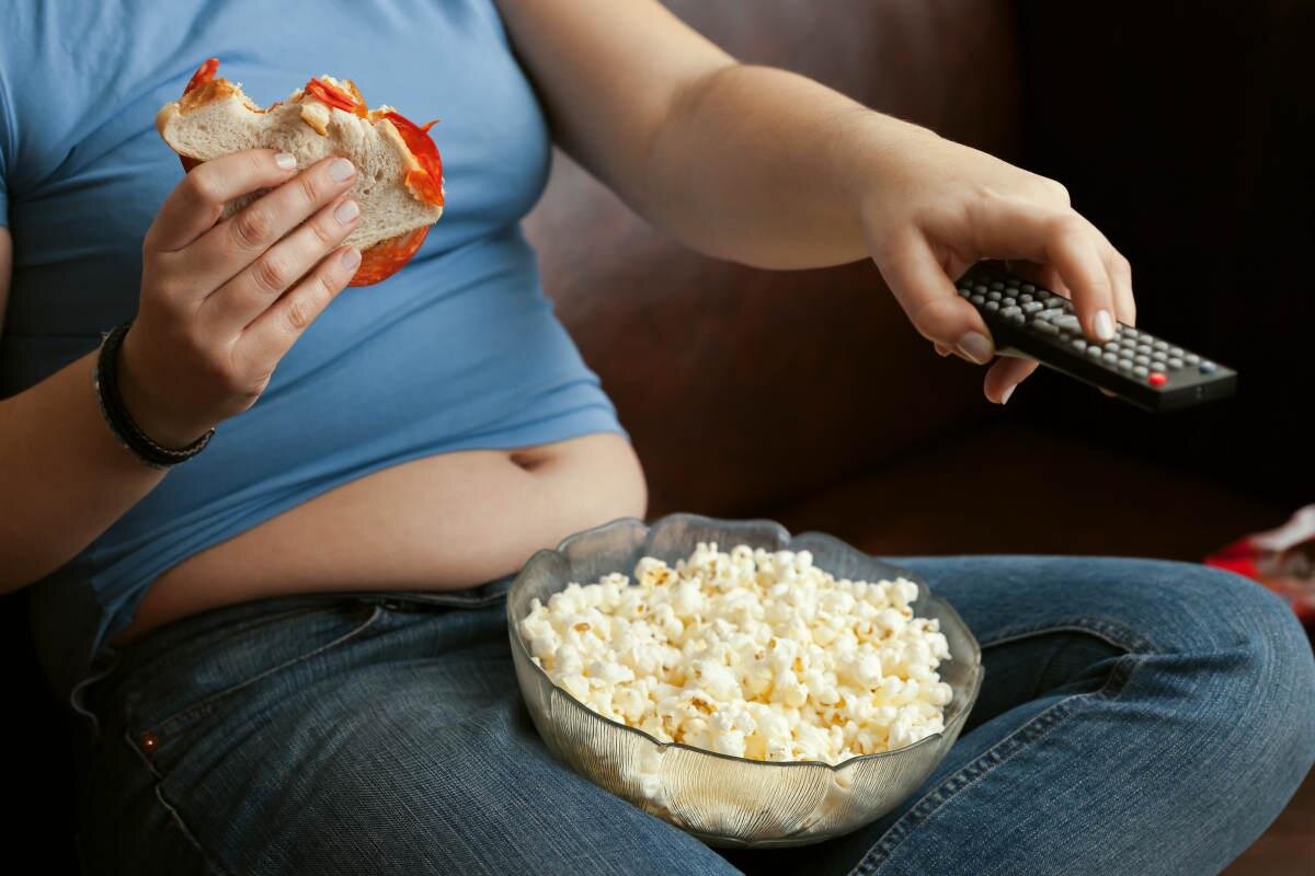 Еда перед телевизором. Ожирение малоподвижный образ жизни. Малоактивный образ жизни. Сидячий образ жизни.