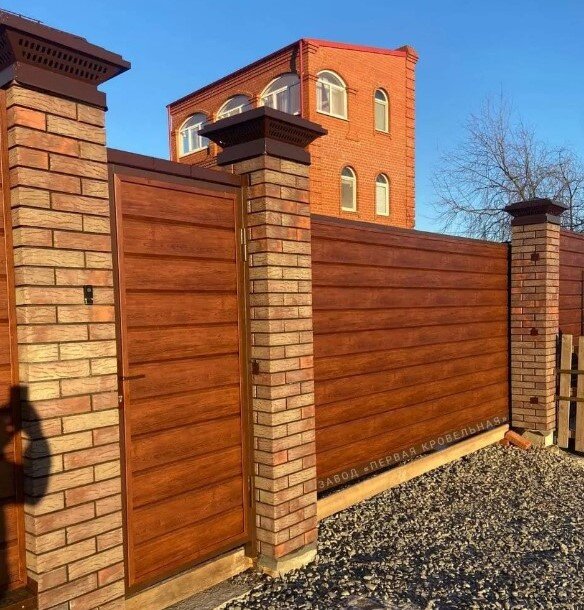 Забор из металлического сайдинга Брус с покрытием под дерево