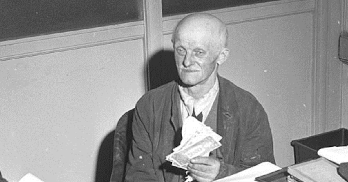 Эмерих Юттнер со своими деньгами. Источник фото: https://in-w.ru/интересные-факты-о-фальшивомонетнич/