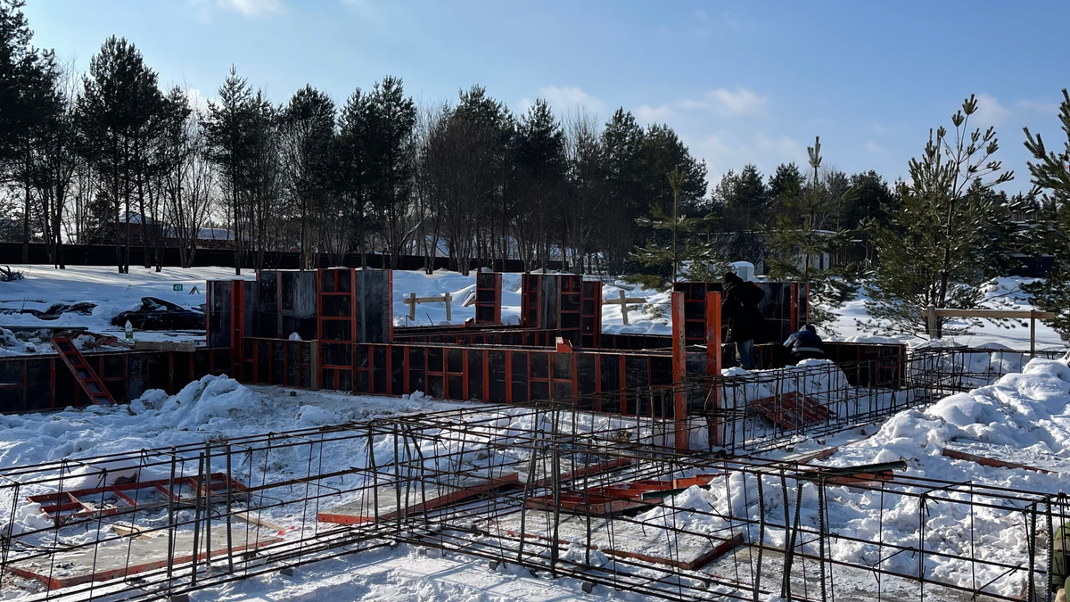 Строительство коттеджного поселка Sokolniki Park не останавливалось даже в морозы и самые снежные дни. Но весна и желание поскорее встретиться с первыми жильцами придали нам еще больше сил.-1-3