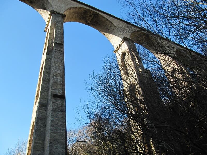 Hownsgill Viaduct/Hownes Gill Viaduct/Gill bridge — это арочный мост первоначально был предназначен для пропуска железнодорожного транспорта (сейчас пешеходно-велосипедный мост), расположенный к...-2