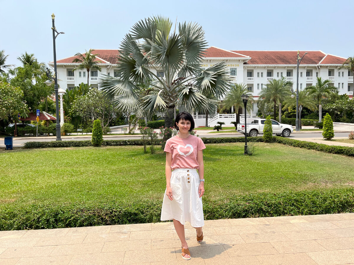 Я в Ангкоре. На заднем плане старейший отель города