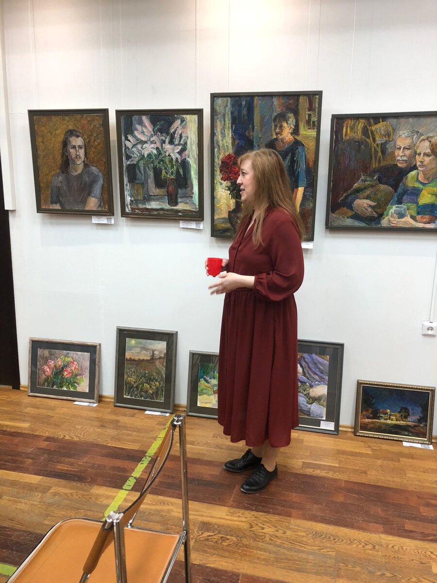 Екатерина проводит увлекательную экскурсию по выставке