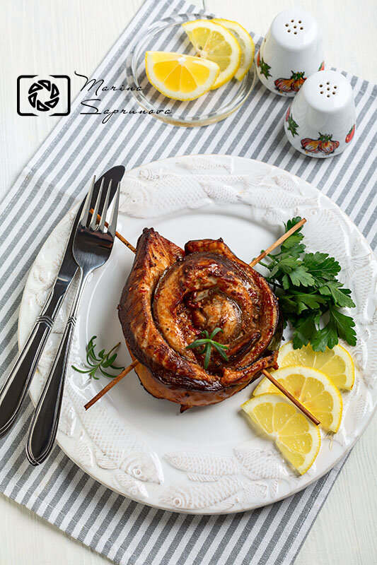 Запеченное филе скумбрии на деревянных шпажках.