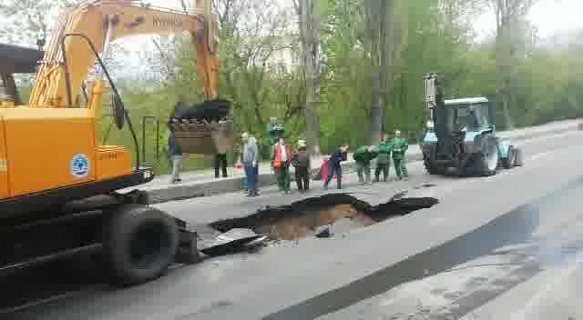    В центре Брянска глубокий провал на дороге привел к изменению автобусных маршрутов и огромным пробкам avchernov