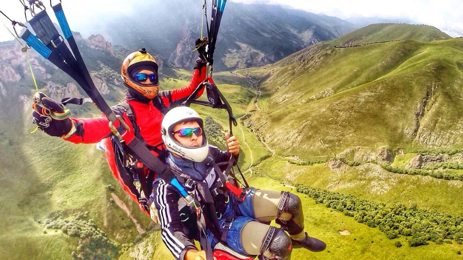 Инструктор с пассажиром летают на параплане над Чегемским ущельем. Фото: соцсети