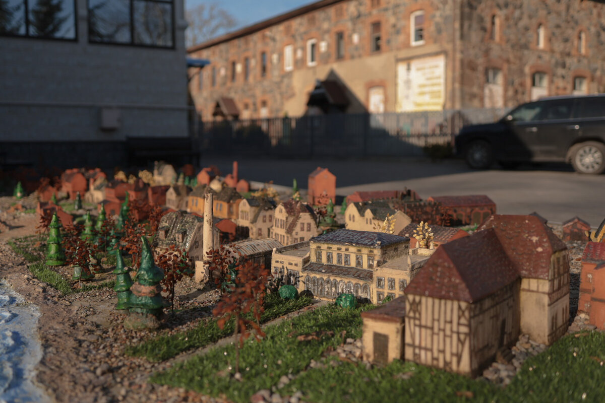 Янтарный – уютный поселок с волшебной атмосферой. Листайте галерею и прогуляйтесь по его улочкам