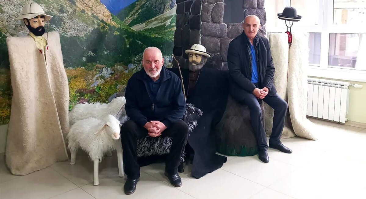 Аслан и Виталий Алборовы живут и работают во Владикавказе, в мастерской «Арион», создают предметы древнего скифо-сарматского холодного оружия и экипировки по археологическим образцам. Работы Алборовых имеют огромный успех на выставках, а отдельные образцы украшают интерьеры известнейших людей.