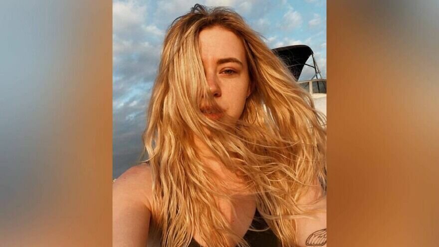     После возбуждения уголовного дела о неуплате налогов известный блогер Александра Митрошина выплатила в российский бюджет 120 миллионов рублей, которые она задолжала государству.