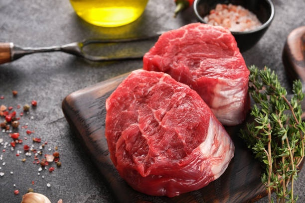 Выбор свежего мяса подчиняется целому своду правил, который составлялся методом проб и ошибок. Сегодня мы поделимся с вами принципами, которые помогут отличить хороший мясной отруб от плохого.