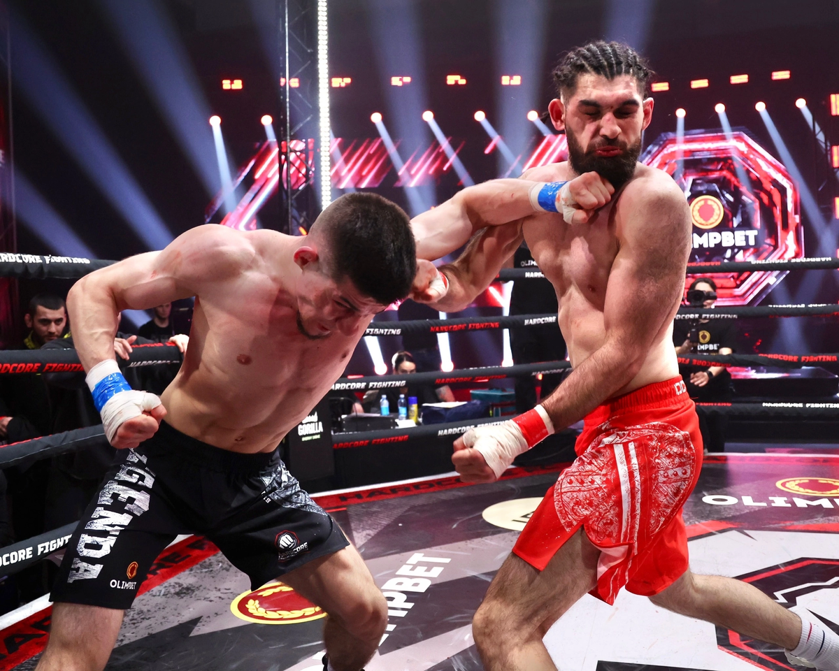 Бой лов. Хардкор файтинг Чемпионшип. Hardcore Fighting Championship Арена. Hardcore Fighting Championship алый зверь. Харкорт файтинг Якут.