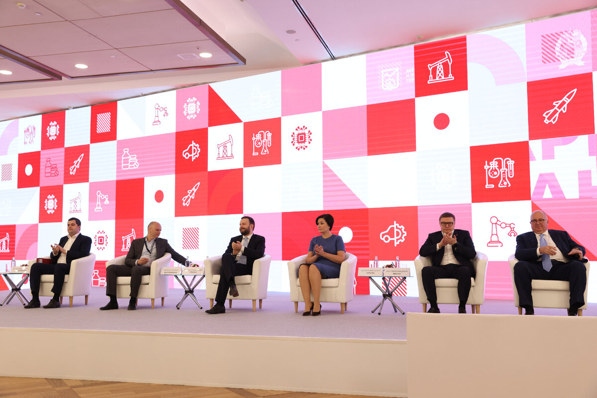 Пленарное заседание финала Акселератора "Открытая промышленность" с участием руководителя Департамента инвестиционной и промышленной политики города Москвы Владислава Овчинского, заместителя министра промышленности и торговли Российской Федерации Алексея Беспрозванных, помощника Президента Российской Федерации Максима Орешкина , генерального директора Агентства стратегических инициатив Светланы Чупшевой, губернатора Челябинской области Алексея Текслера, генерального директора УК "Металлоинвест" Назима Эфендиева.