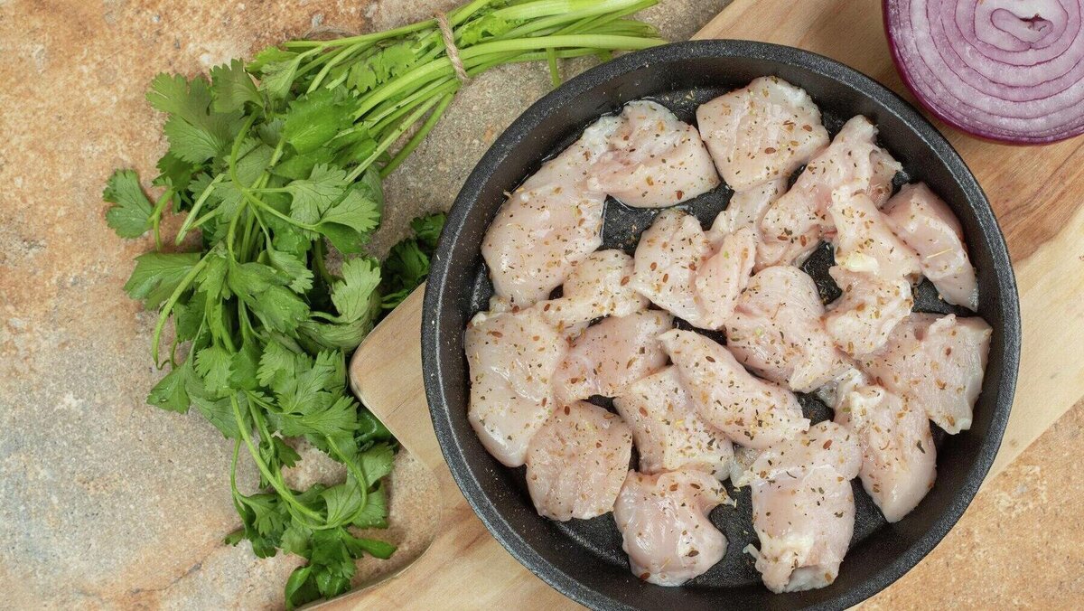    Маринование курицы© Фото : azerbaijan_stock