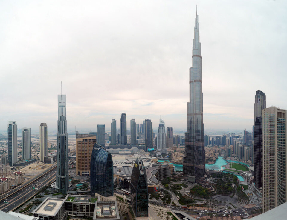 Прикол 828 метровой башни Burj Khalifa в том, что её огромную высоту сложно сопоставить с чем-то. С земли красивых ракурсов на неё не найти, а если найти, то она будет казаться какой-то палкой. Так что удобнее посмотреть со смотровой площадки соседнего небоскреба.