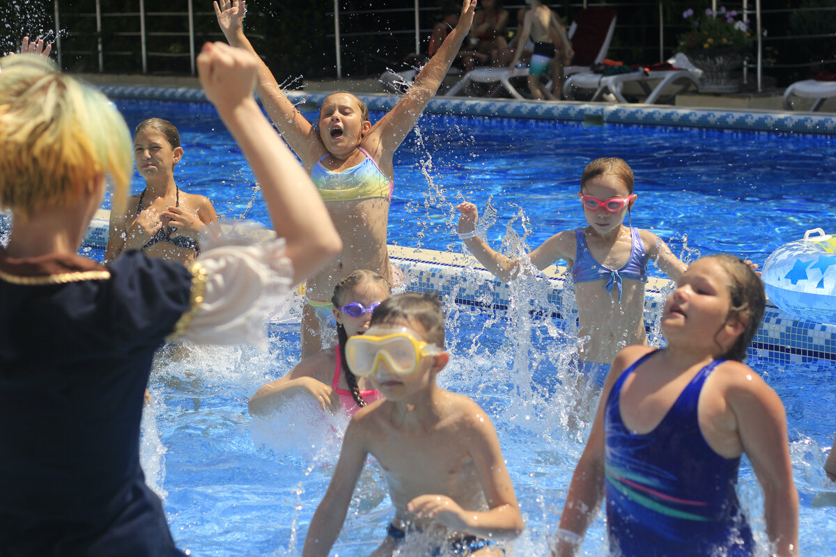 Плавание способствует хорошему самочувствию. Наши бассейны - к вашим услуга!