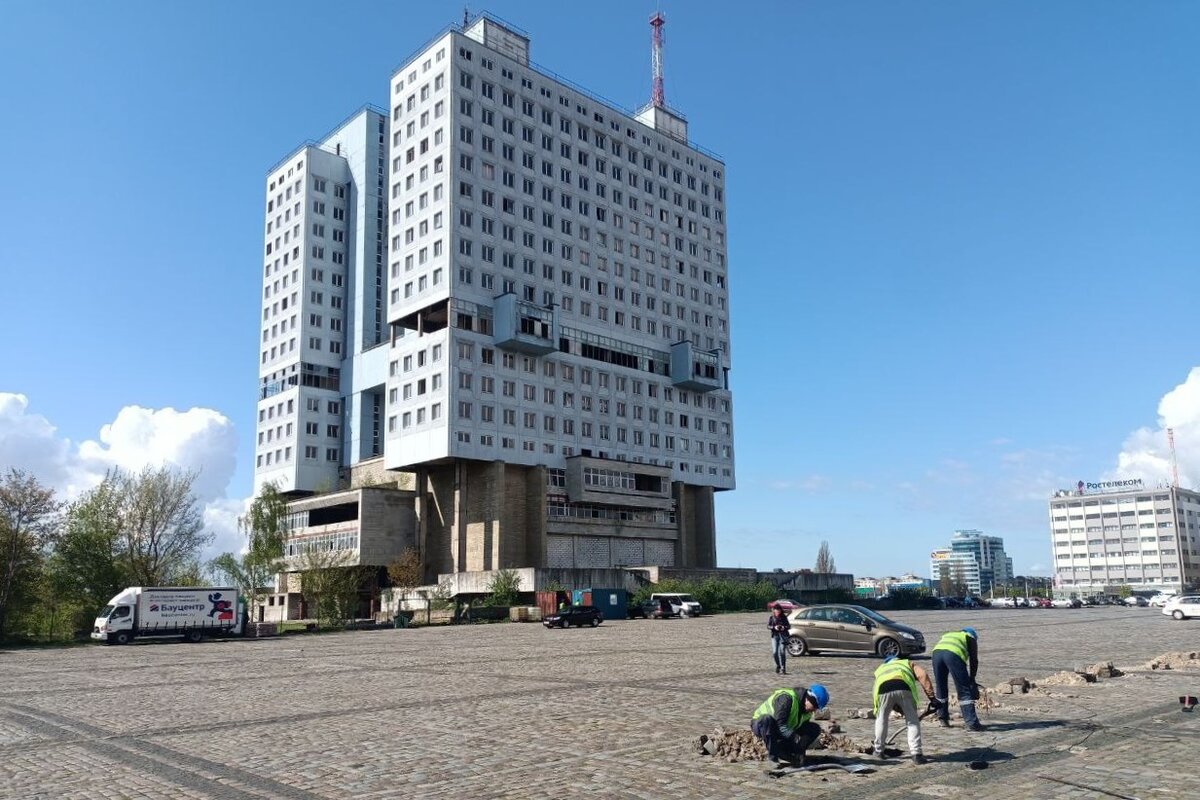 В Калининграде начали устанавливать забор для сноса Дома Советов |  Калининград.Ru | Дзен