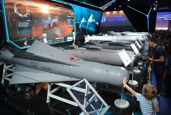    На первом плане: управляемая планирующая авиационная бомба УПАБ-1500Б-Э