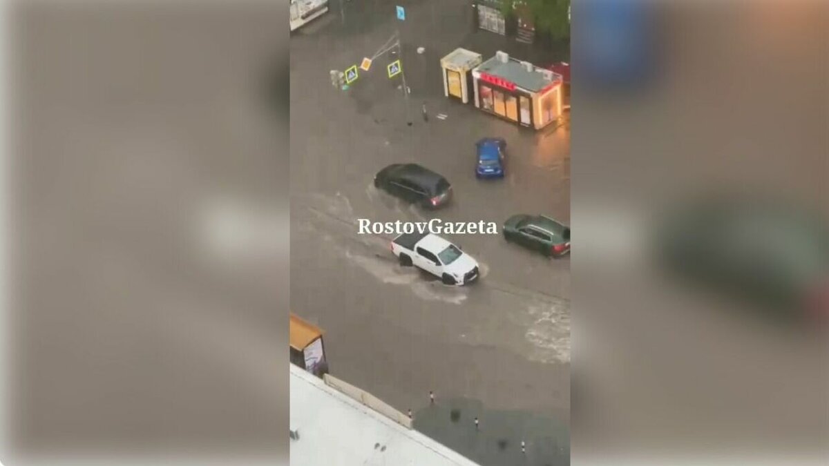     В Ростове-на-Дону примерно в 16 часов должен завершиться дождь, из-за которого подтопило дороги, сообщается в онлайн-сервисах прогноза погоды.