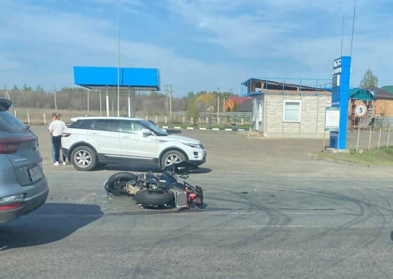    В Оренбурге на Загородном шоссе в ДТП с автомобилем Nissan пострадал 45-летний мотоциклист Андрей Севостьянов