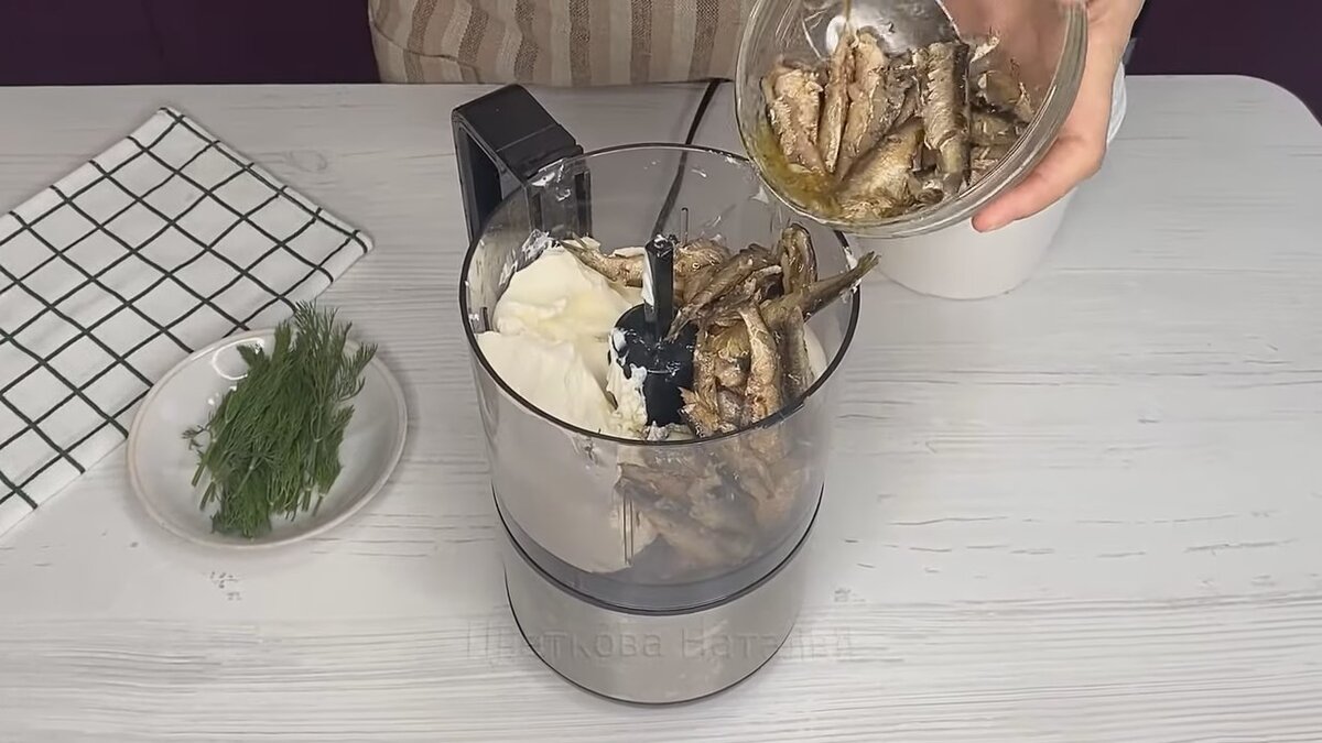 В этой закуске прекрасное сочетание вкусов — нежный запеченный картофель с рыбной намазкой. Из-за того, что картофель не такой калорийный, как хлеб, закуска получается легкой.-4