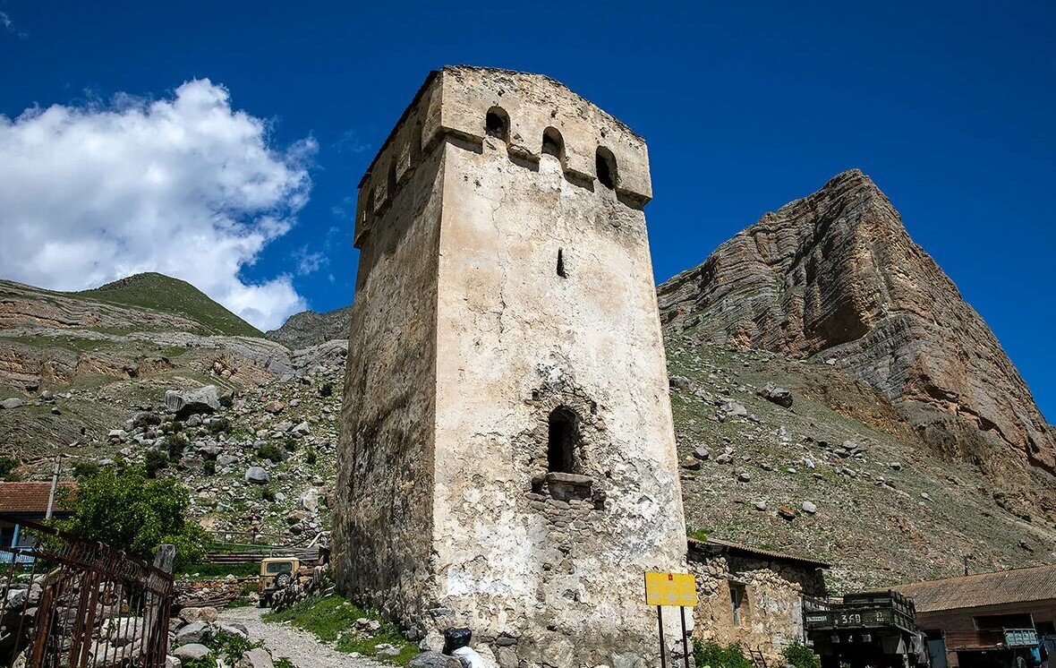Башня любви. Село Эльтюбю Кабардино-Балкария. Башня село Эльтюбю сторожевая. Башня Абаевых верхняя Балкария