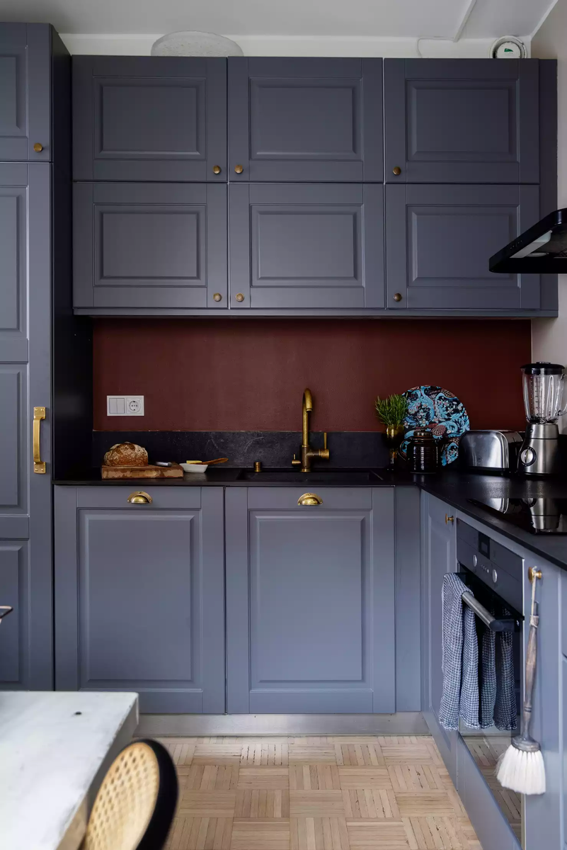 Я не люблю темные фасады у кухонных гарнитуров, но этот дымчатый оттенок смотрится просто шикарно (и очень дорого). Особенно, в сочетании с латунным смесителем и винным фартуком