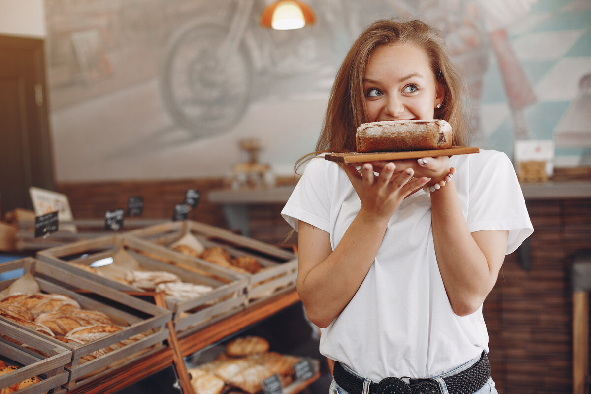 Съесть длительный. Продавец в пекарню. Девушка в пекарне. Пекарня фотосессия. Пекарня пекарь.