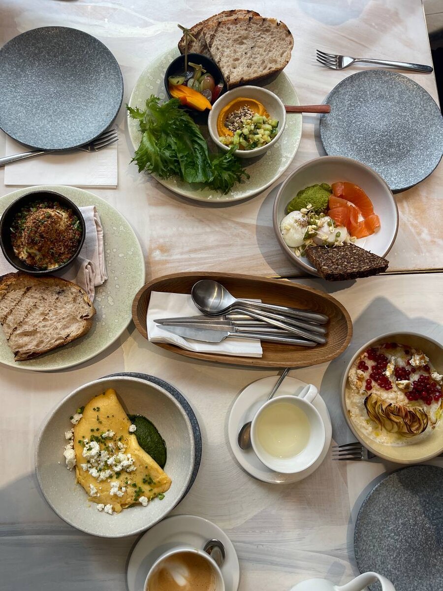 Великолепный выбор завтраков: от привычных блюд из яиц до богатых по вкусу каш с, например, копченой рикоттой