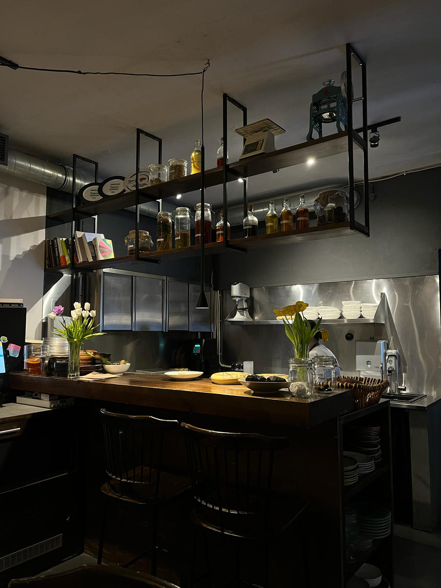 Зона раздачи, находящаяся в зале. Пока ждешь заказ, можно наблюдать за безупречной работой повара или рассматривать многочисленные баночки с ферментируемыми продуктами