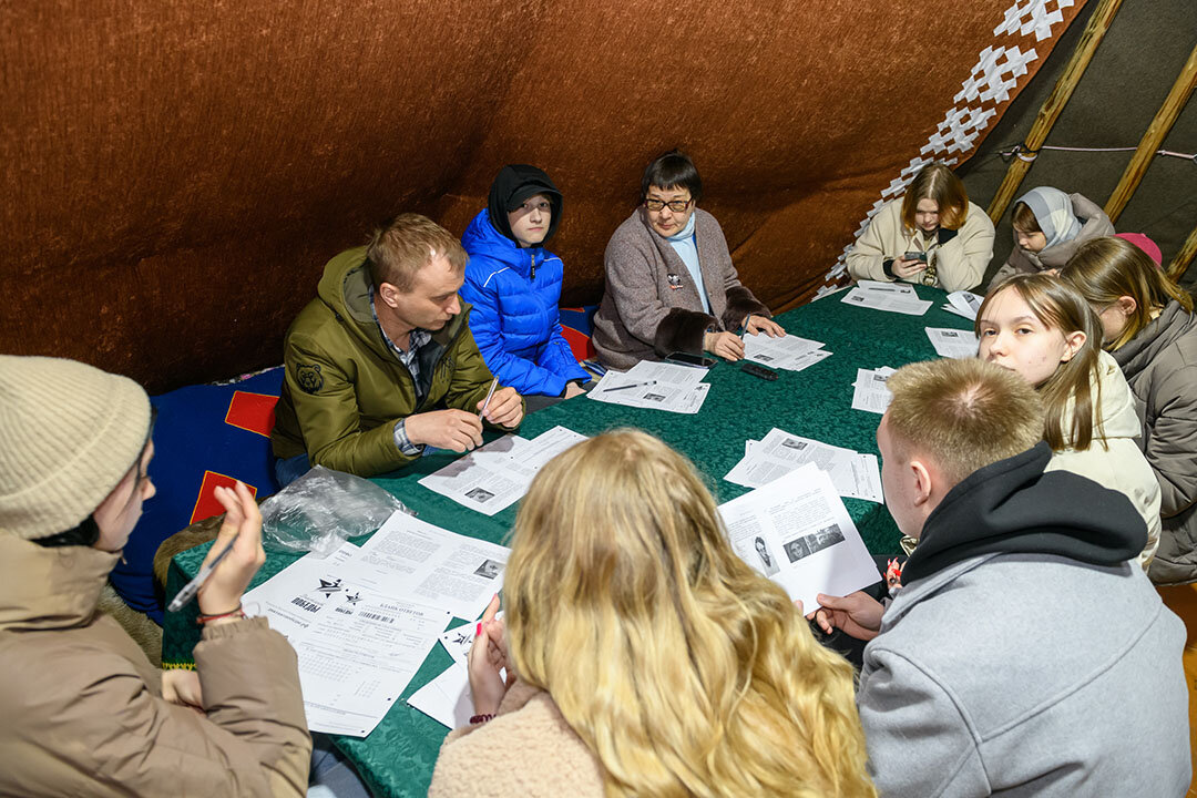 В этнокомплексе «Нум» желающих участвовать в акции «Диктант Победы» оказалось под завязку, но бланков хватило всем. 